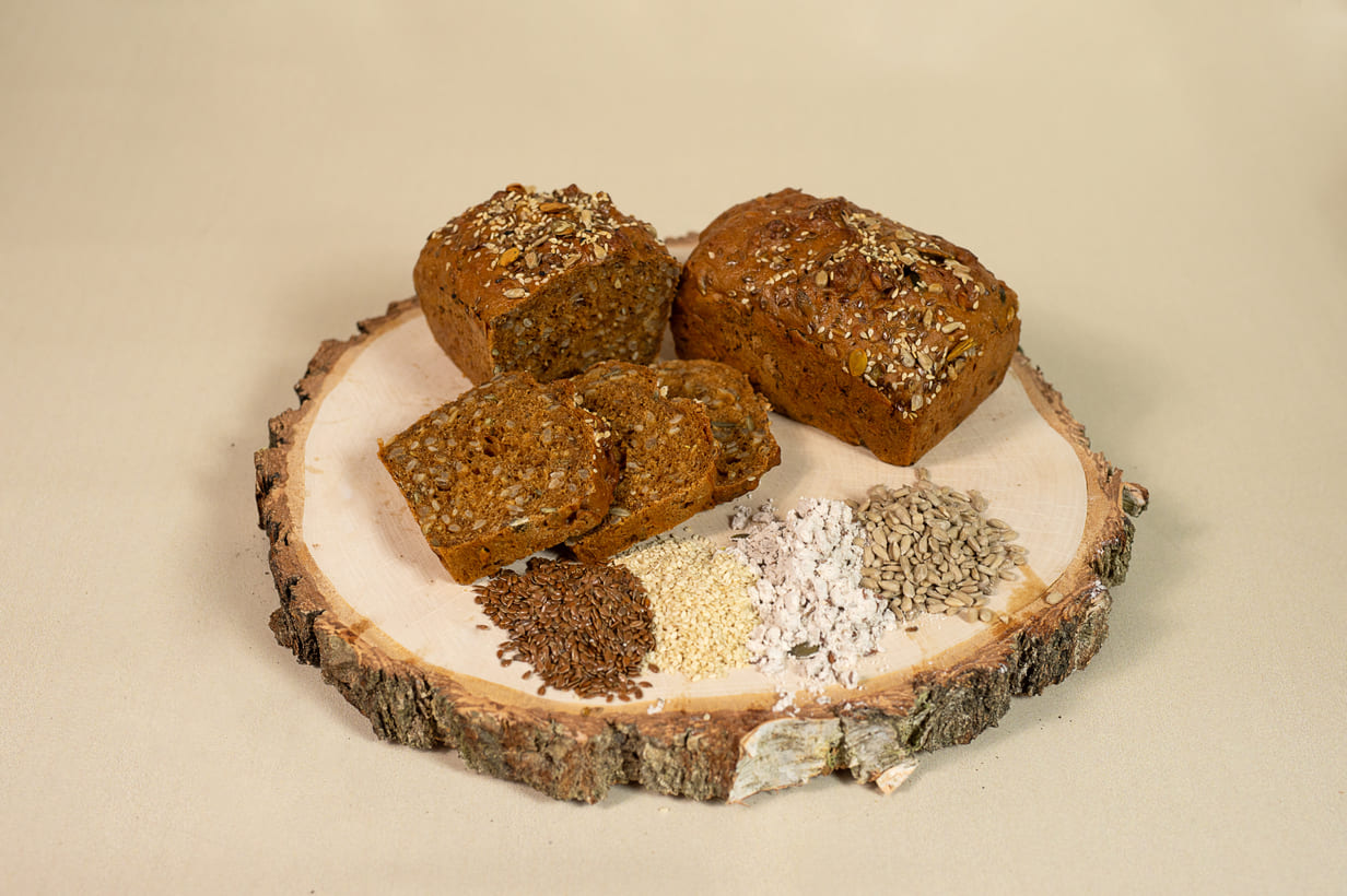 chleb bezglutenowy ciemny z ziarnami